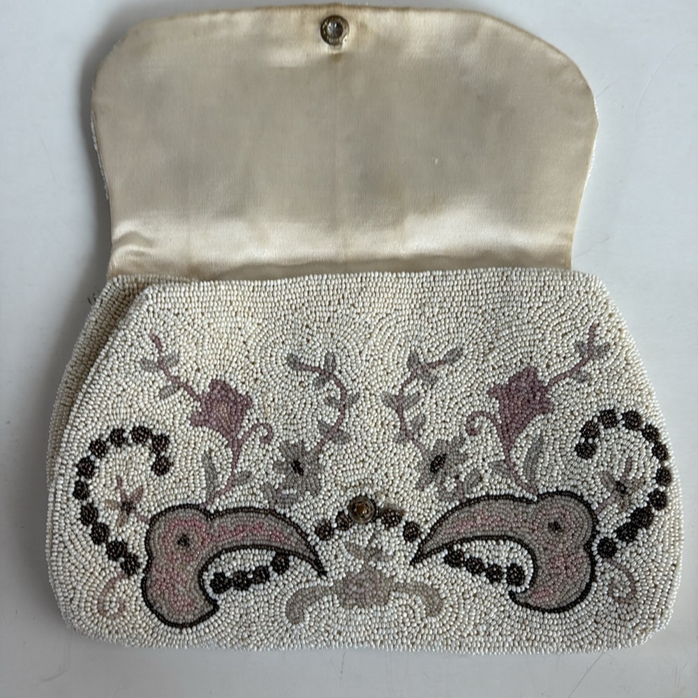 Antique 1920s Made in France cream beaded clutch silk interior. Cream brown pink - Picture 4 of 16
